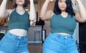 Two Friends Show How The Same Clothes Look On Their Different Body Types (33 Pics)