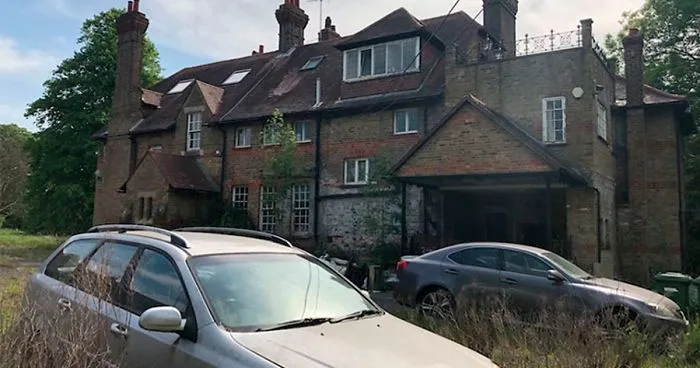 Owners Of This Mansion Mysteriously Fled And Left A Lot Of Expensive, Luxurious, And Rare Items Behind (34 Pics)