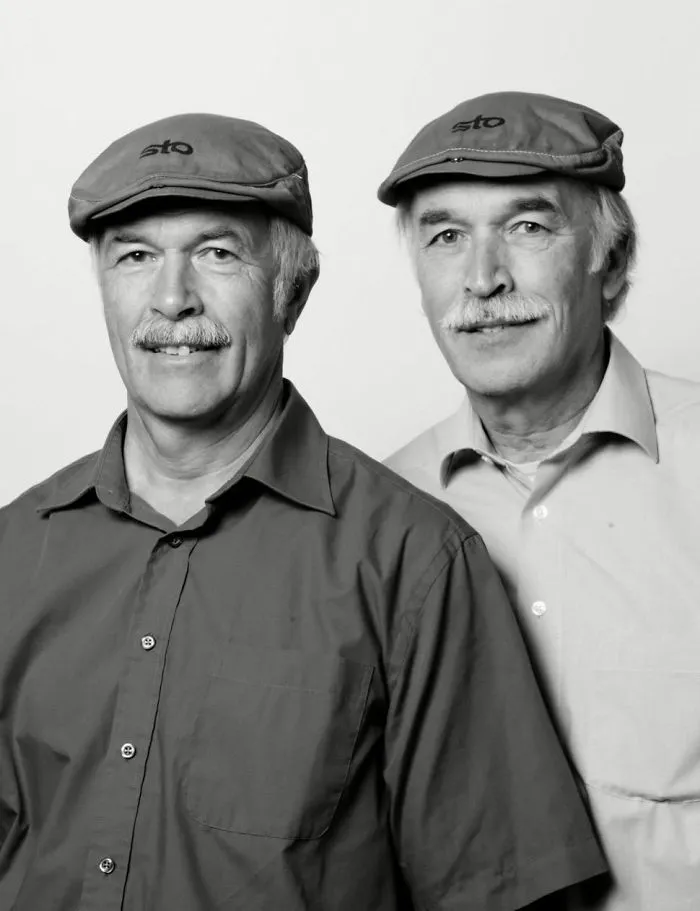 Photographer Finds Look-Alikes That Are Not Actually Related By Blood But Look Incredibly Similar (30 Pics)