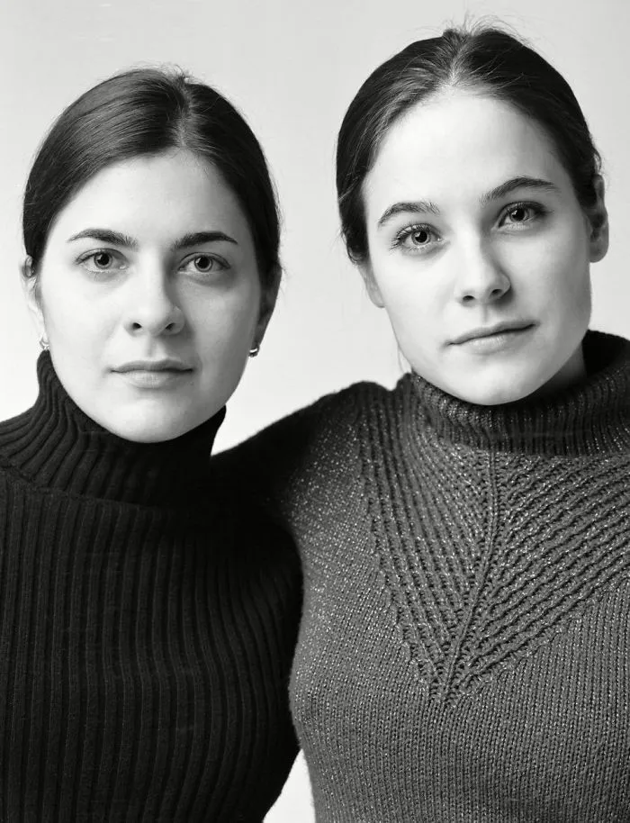 Photographer Finds Look-Alikes That Are Not Actually Related By Blood But Look Incredibly Similar (30 Pics)