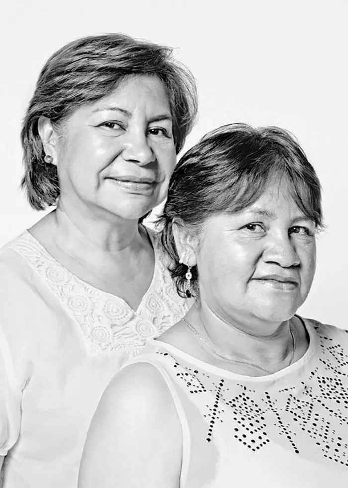 Photographer Finds Look-Alikes That Are Not Actually Related By Blood But Look Incredibly Similar (30 Pics)