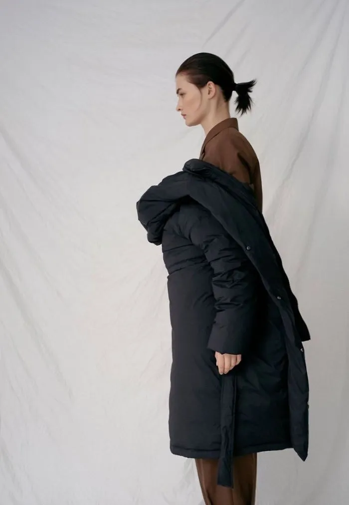 Zara Shoppers Are Saying It's Impossible To Shop Online Due To Weird Modeling Poses, Share Screenshots To Prove Their Point