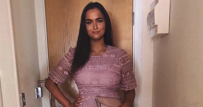 Después de que se burlaran de esta mujer en Tinder por su vestido, la marca ASOS puso su foto en su web