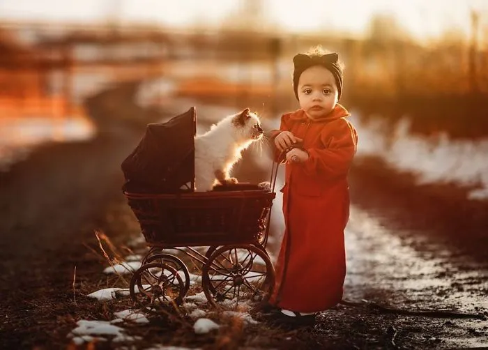I Photograph The Innocent Moments Of Children With Animals (30 Pics)