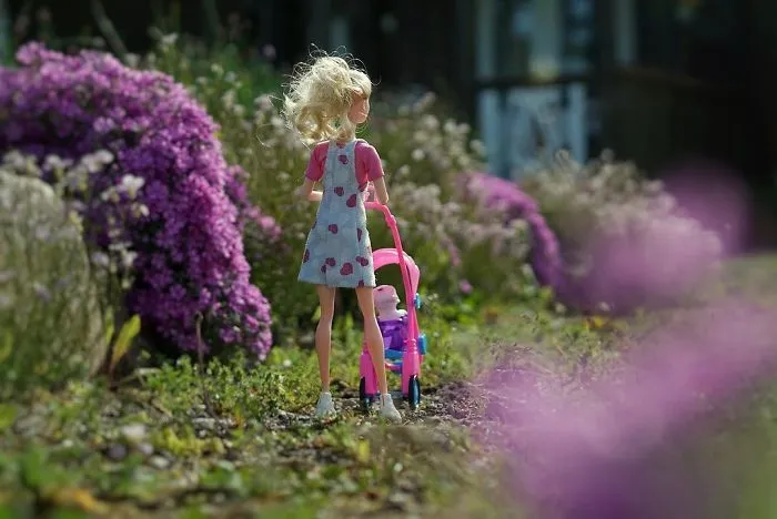 Usé mi cámara para recrear cómo ven mis hijos sus juguetes (25 fotos)