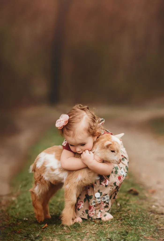 I Photograph The Innocent Moments Of Children With Animals (30 Pics)