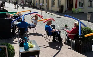 Esta cafetería en Alemania ofrece a sus clientes sombreros con churros de piscina para mantenerse separados