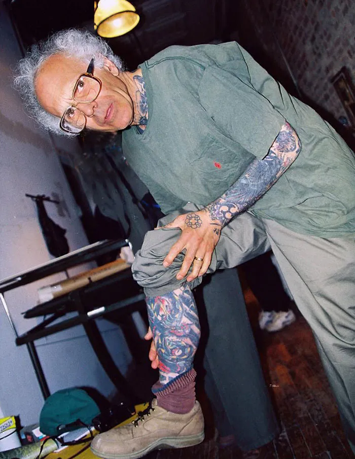 Thom DeVita mostrando su tinta