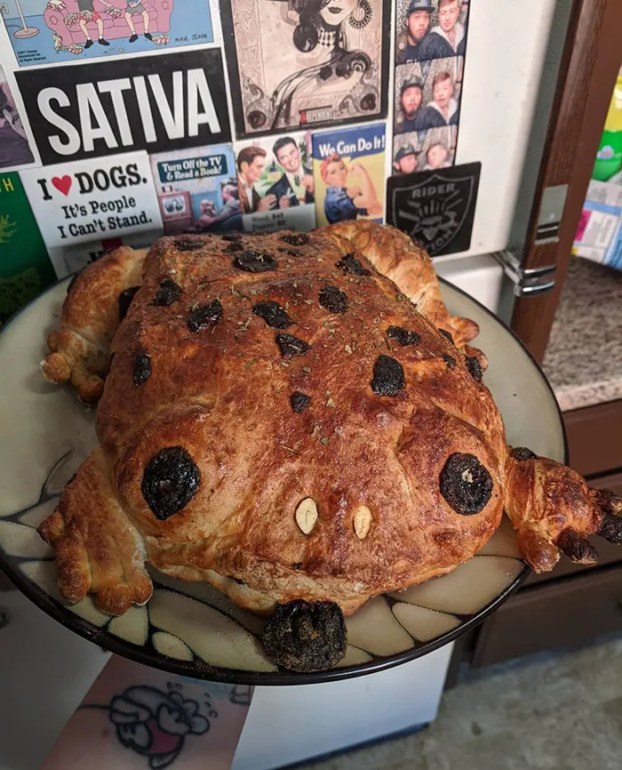 30 People Share Their Attempts At The Latest Trend - Baking Frog Bread