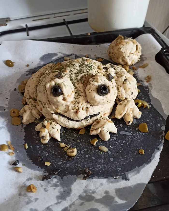 30 People Share Their Attempts At The Latest Trend - Baking Frog Bread