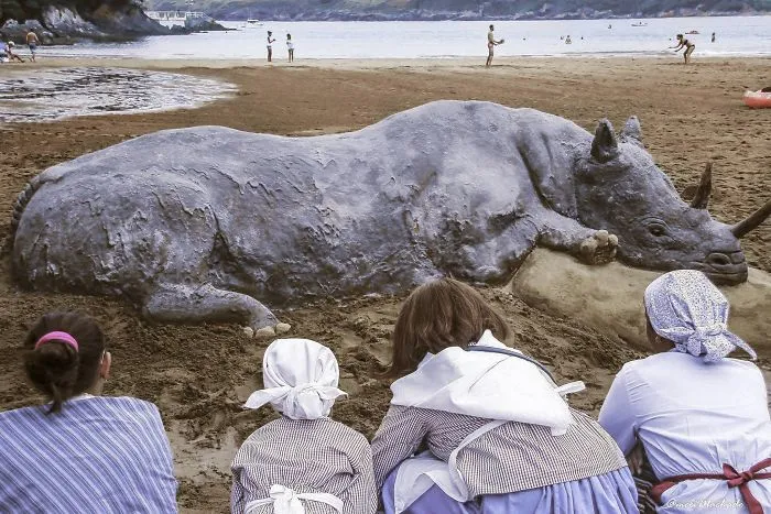 Sand Artist Creates Detailed Sculptures That You Could Easily Mistake For Live Animals If You Saw Them From A Distance