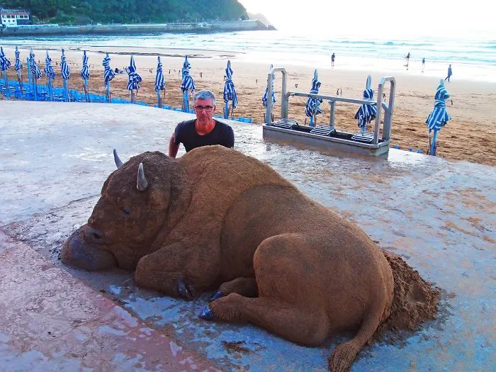 Sand Artist Creates Detailed Sculptures That You Could Easily Mistake For Live Animals If You Saw Them From A Distance