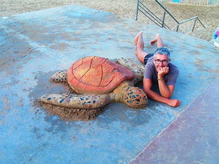 Sand Artist Creates Detailed Sculptures That You Could Easily Mistake For Live Animals If You Saw Them From A Distance