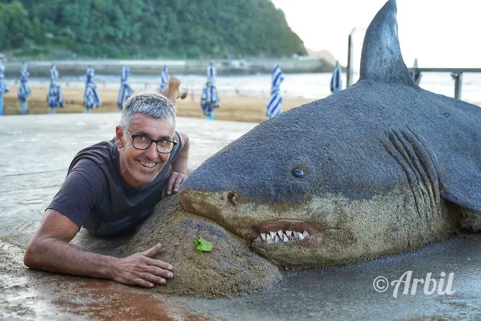Este artista de la arena crea delicadas esculturas que creerías que son reales al verlas desde lejos