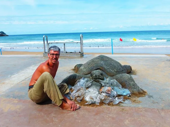 Sand Artist Creates Detailed Sculptures That You Could Easily Mistake For Live Animals If You Saw Them From A Distance