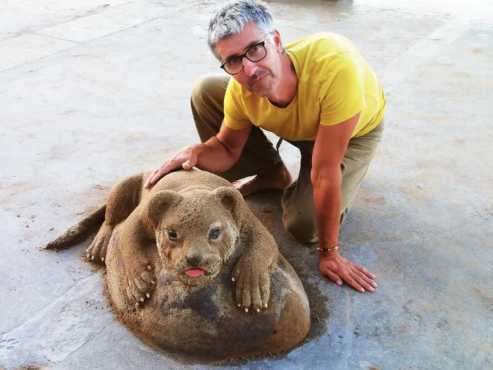Sand Artist Creates Detailed Sculptures That You Could Easily Mistake For Live Animals If You Saw Them From A Distance