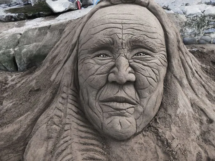 Sand Artist Creates Detailed Sculptures That You Could Easily Mistake For Live Animals If You Saw Them From A Distance