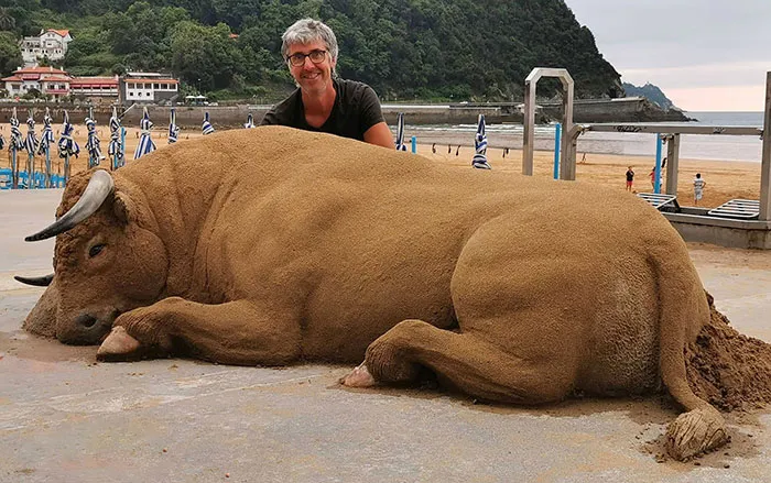 Sand Artist Creates Detailed Sculptures That You Could Easily Mistake For Live Animals If You Saw Them From A Distance