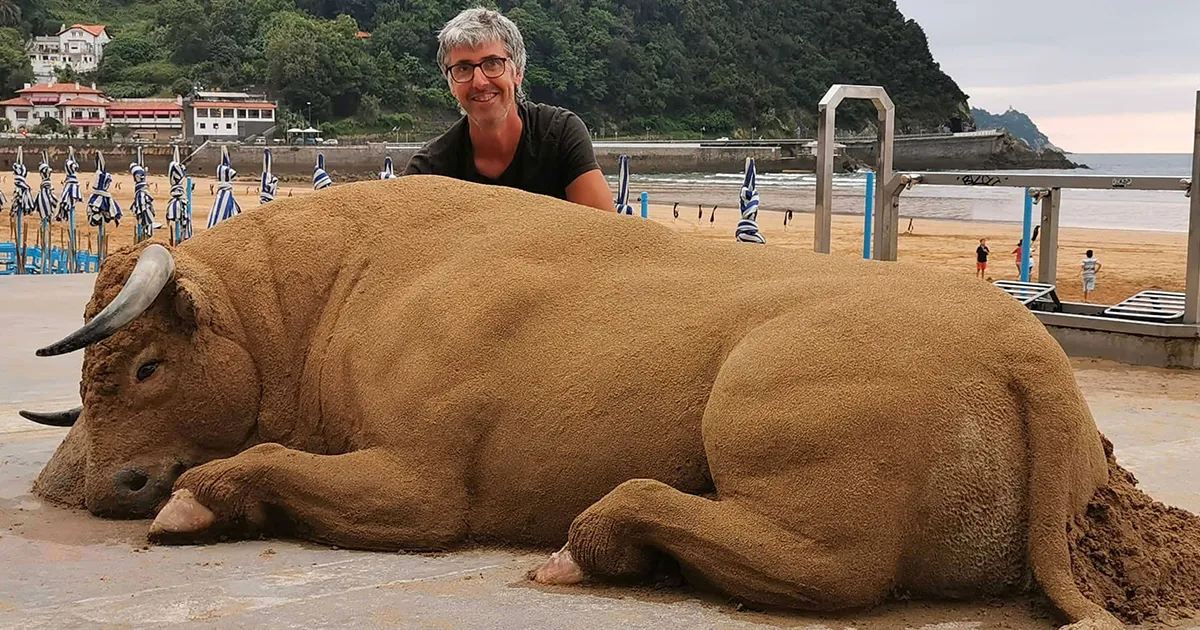 Este artista de la arena crea delicadas esculturas que creerías que son reales al verlas desde lejos
