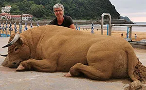 Sand Artist Creates Detailed Sculptures That You Could Easily Mistake For Live Animals If You Saw Them From A Distance