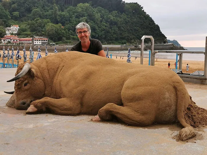 Sand Artist Creates Detailed Sculptures That You Could Easily Mistake For Live Animals If You Saw Them From A Distance