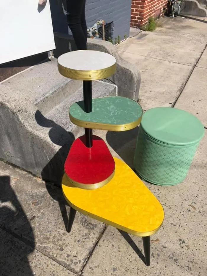 Soporte para macetas hecho con mesas retro que estaban rotas o manchadas