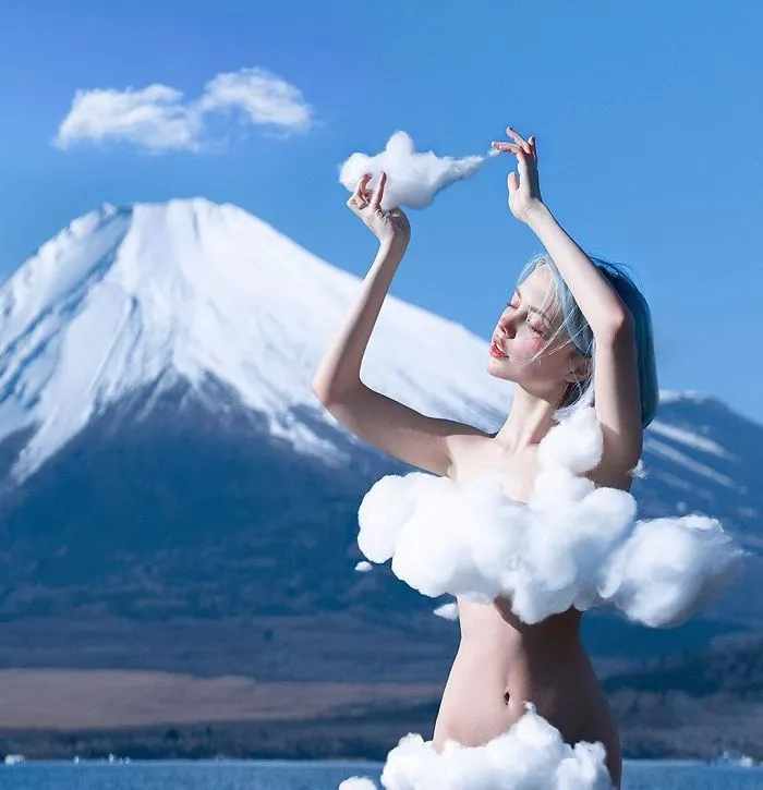 Esta artista rusa ha conseguido 4,5 millones de seguidores haciendose extravagantes fotos que dan que pensar (35 fotos)