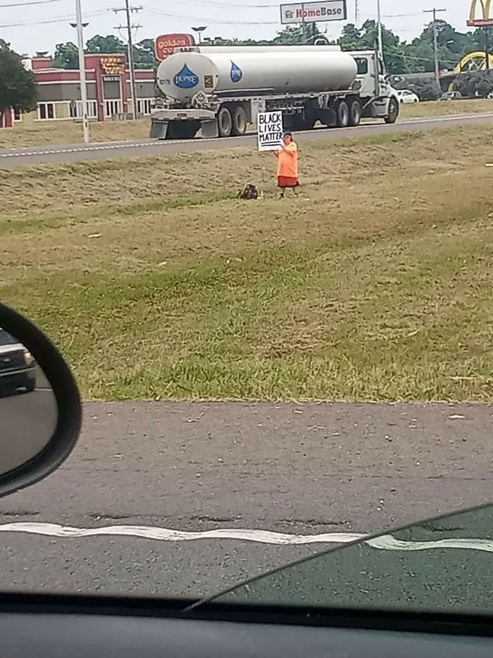Manifestante solitaria en el corazón de una pequeña ciudad del sur. Gracias