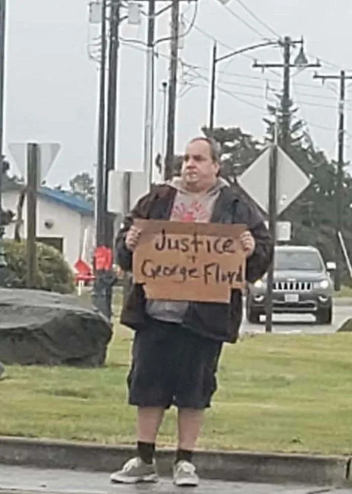 Ocean Shores, Washington, en mitad de la rotonda por donde pasa el tráfico de la pequeña ciudad