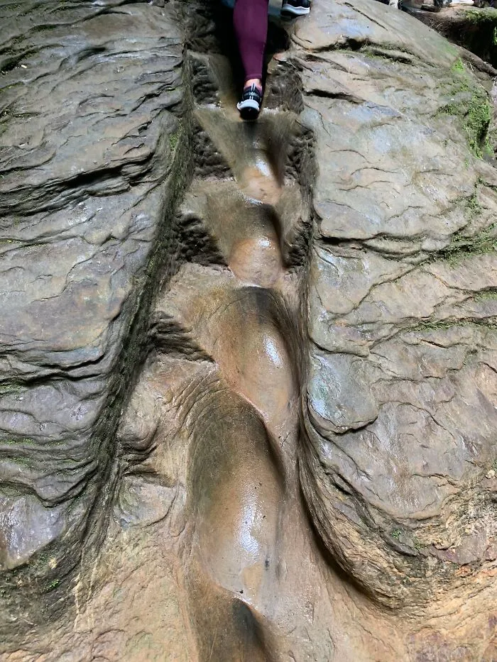 Escaleras hechas en piedra en un parque natural de Turquía