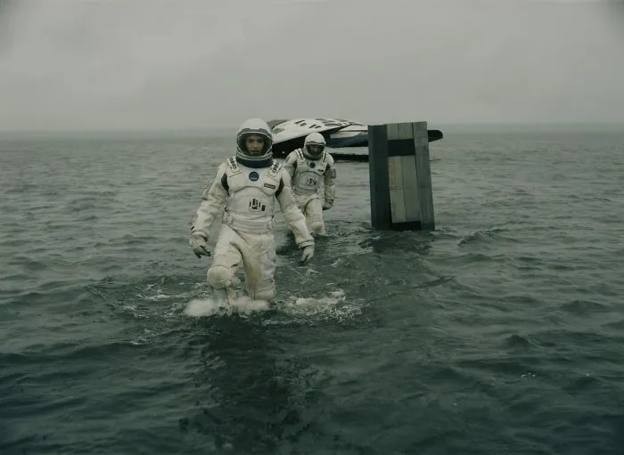 En Interestelar, en el planeta de agua, la banda sonora tiene un tick que suena cada 1,25 segundos. Cada tick es un día que pasa enla Tierra