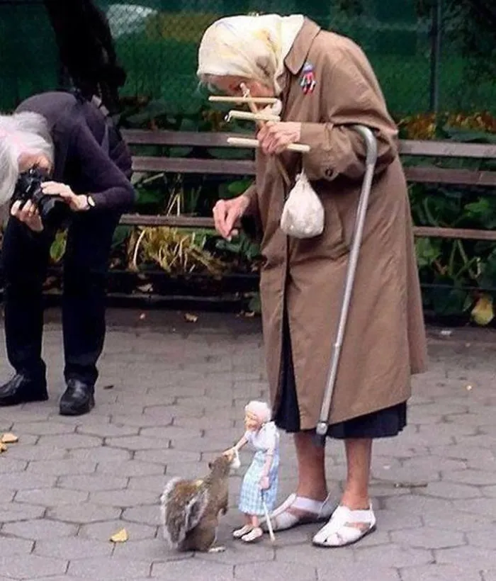 Esta anciana usa una marioneta de sí misma para alimentar a las ardillas en el parque