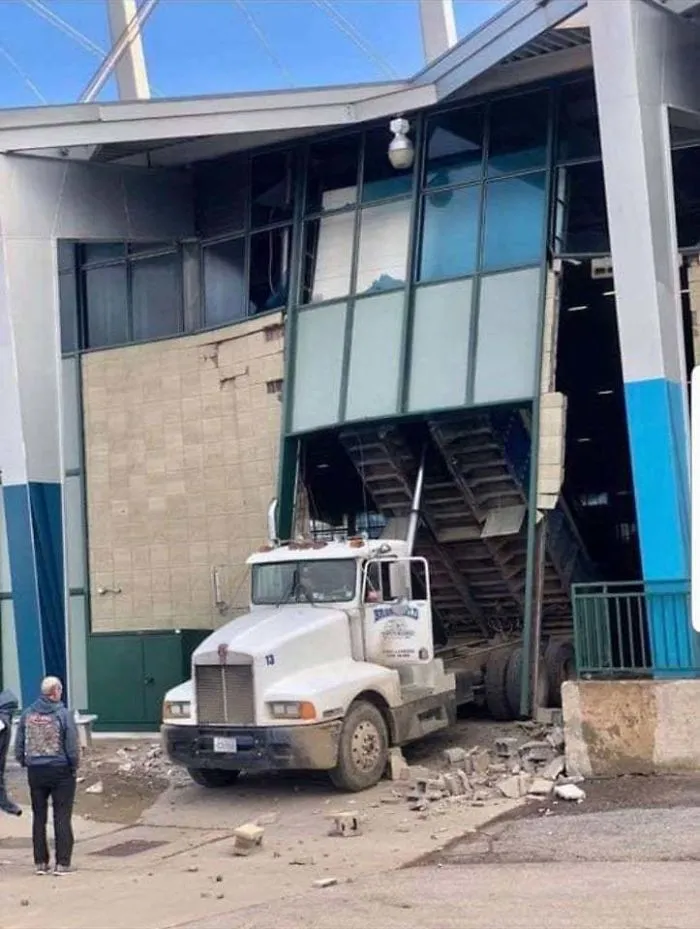 A alguien se le olvidó bajar el carguero del camión
