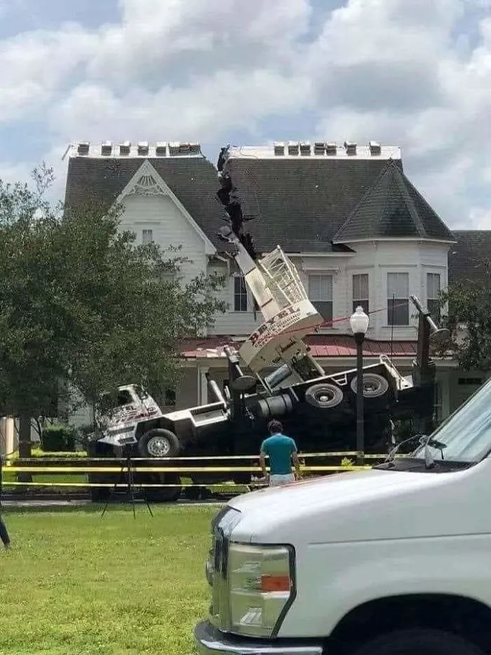 Casa dividida tras un accidente con una grua