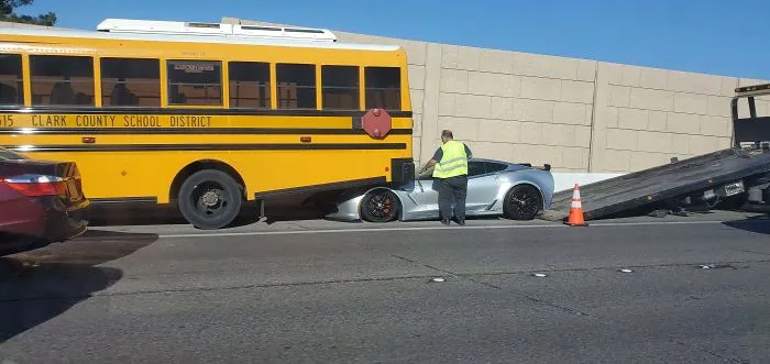 No te pegues a un autobus escolar cuando tienes un coche con el morro bajo
