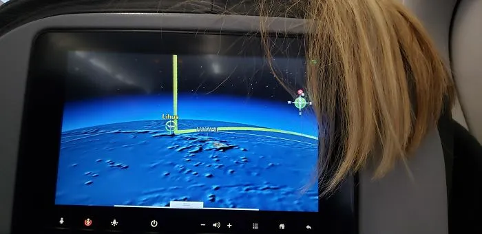 Primero, tengo el pelo de la de delante en la cara. Segundo, ¿dónde va mi avión?