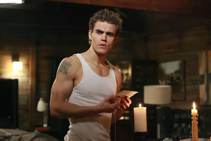 Paul Wesley, de 35 años, haciendo de Stefan Salvatore, de 17, en Crónicas vampíricas