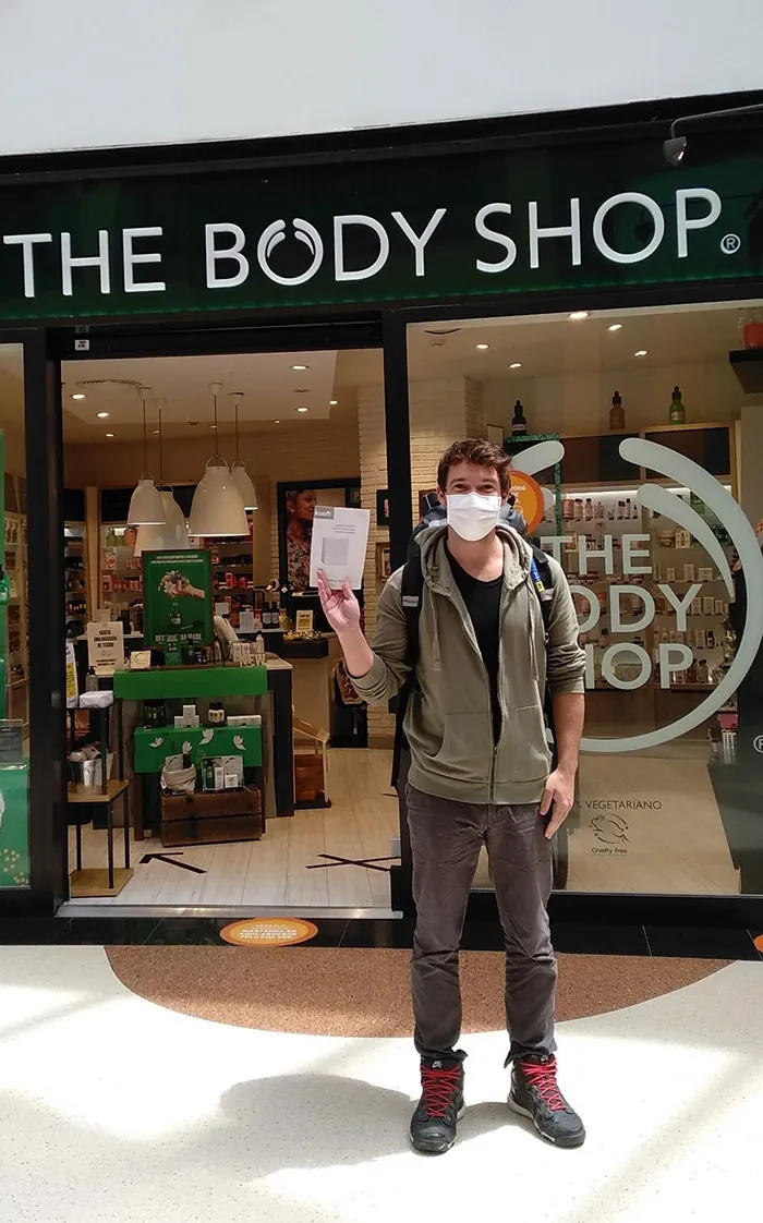 Frente al Body Shop con un manual de instrucciones