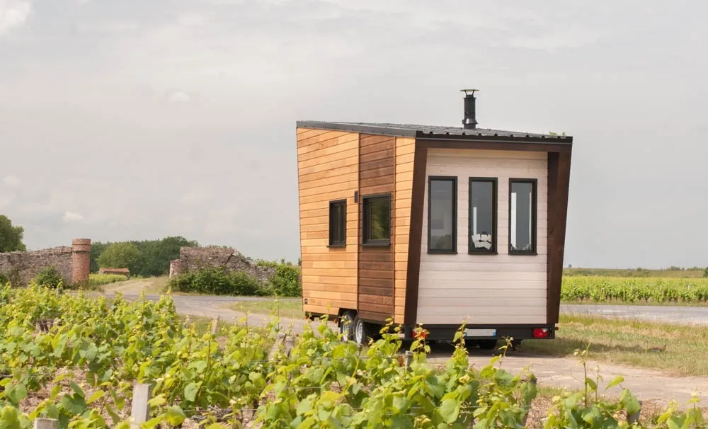 Gorgeous Tiny House With A Lovely Office/Living Room.