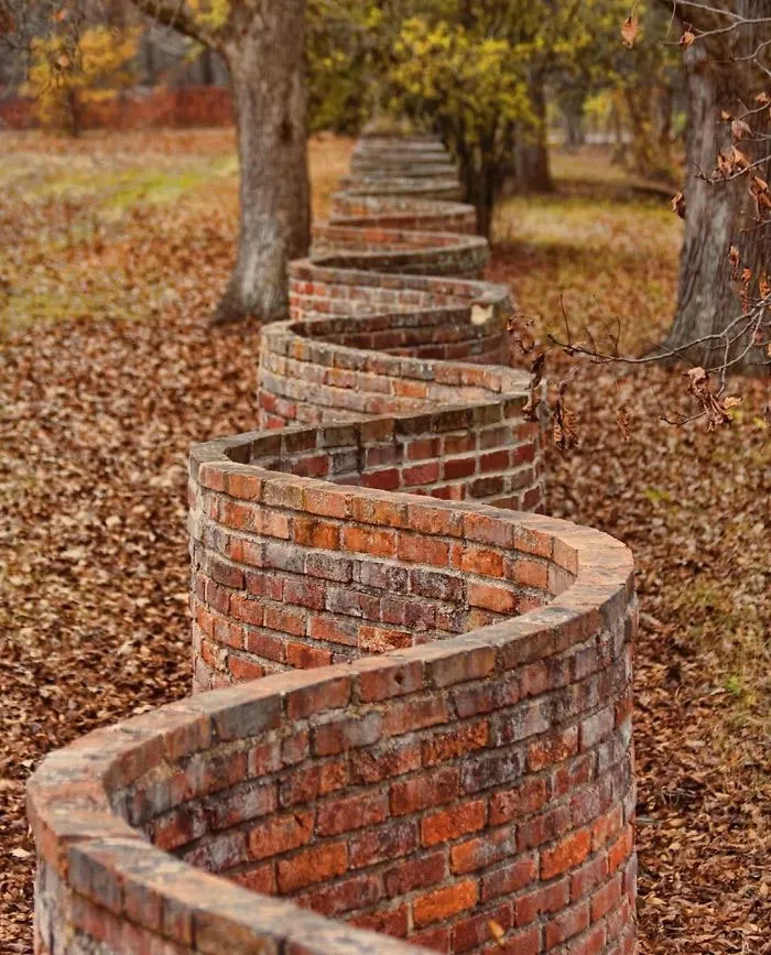 15 Fotos de muros ondulados cuya construcción requiere menos ladrillos que los rectos