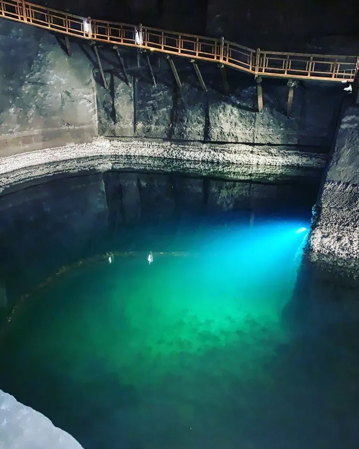 There’s A Salt Mine In Poland With Underground Lakes, Chapels, And Chandeliers Made Of Salt And It Looks Unreal (30 Pics)