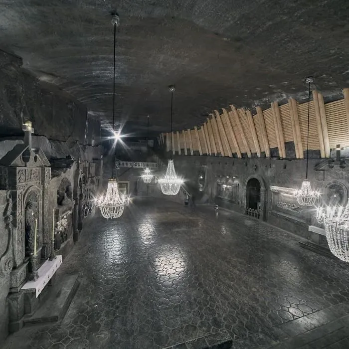 There’s A Salt Mine In Poland With Underground Lakes, Chapels, And Chandeliers Made Of Salt And It Looks Unreal (30 Pics)