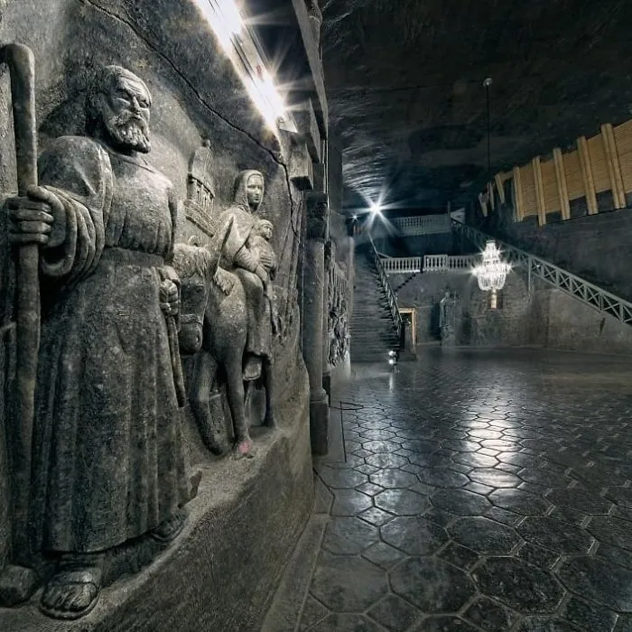 There’s A Salt Mine In Poland With Underground Lakes, Chapels, And Chandeliers Made Of Salt And It Looks Unreal (30 Pics)