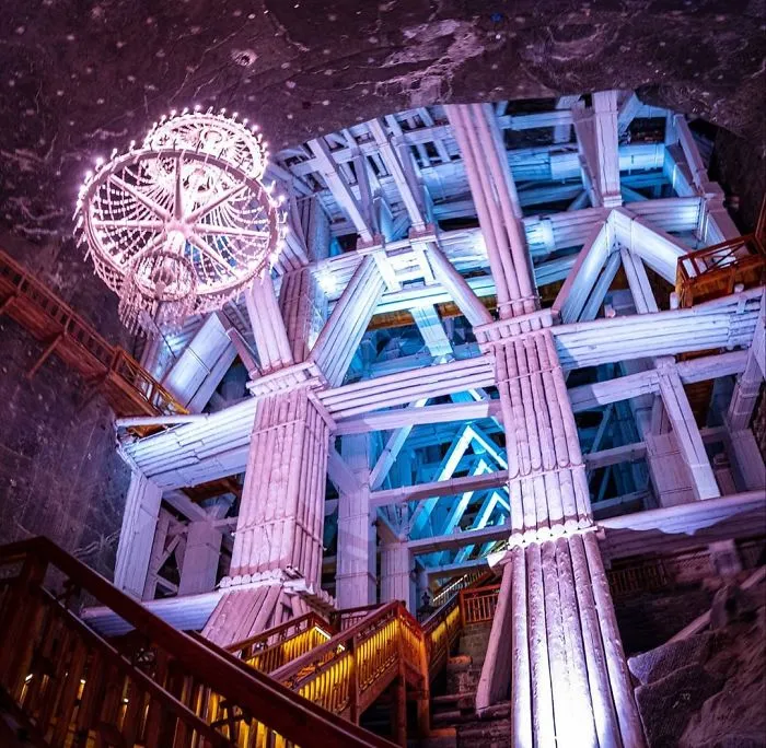 There’s A Salt Mine In Poland With Underground Lakes, Chapels, And Chandeliers Made Of Salt And It Looks Unreal (30 Pics)