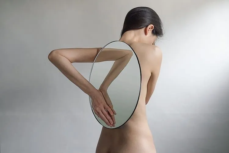 "La Artista Lin Yung Cheng Altera La Realidad A Través De Fotografías Con Espejos".