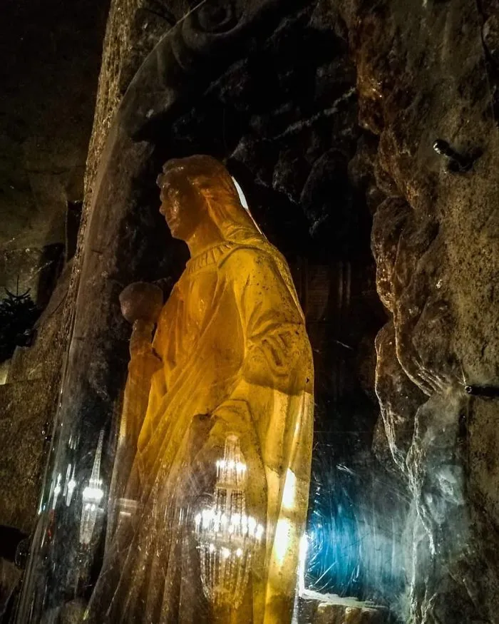 There’s A Salt Mine In Poland With Underground Lakes, Chapels, And Chandeliers Made Of Salt And It Looks Unreal (30 Pics)