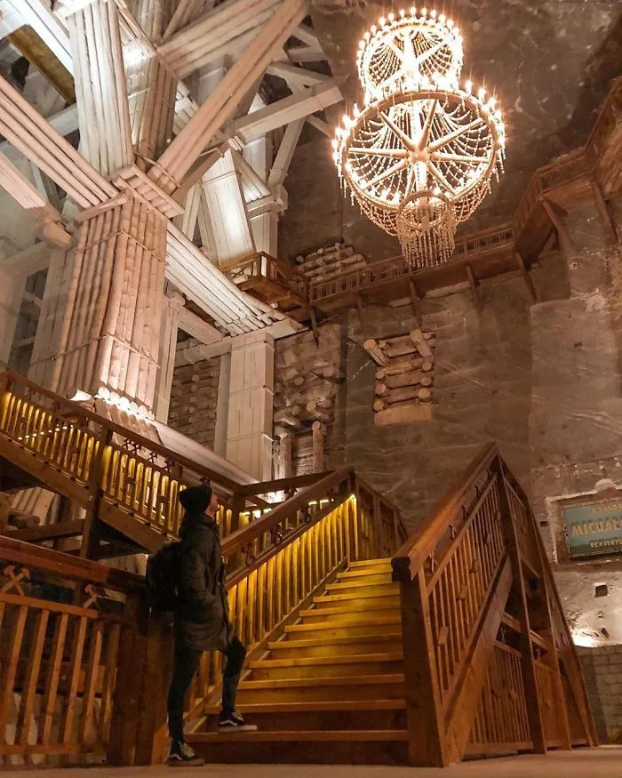 There’s A Salt Mine In Poland With Underground Lakes, Chapels, And Chandeliers Made Of Salt And It Looks Unreal (30 Pics)