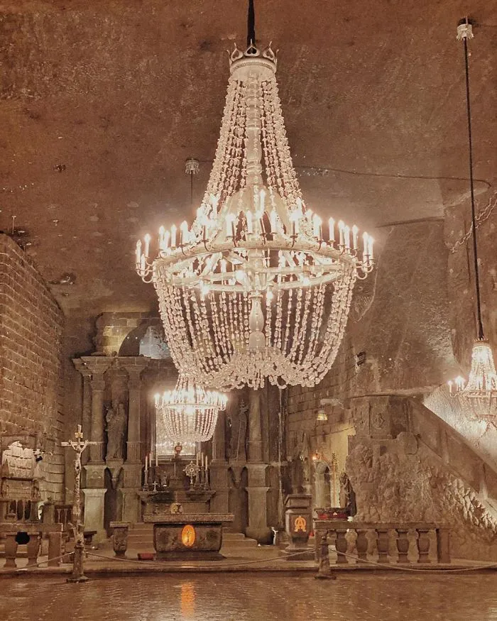 There’s A Salt Mine In Poland With Underground Lakes, Chapels, And Chandeliers Made Of Salt And It Looks Unreal (30 Pics)