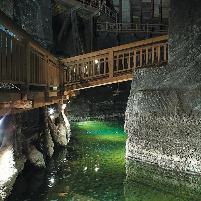 There’s A Salt Mine In Poland With Underground Lakes, Chapels, And Chandeliers Made Of Salt And It Looks Unreal (30 Pics)