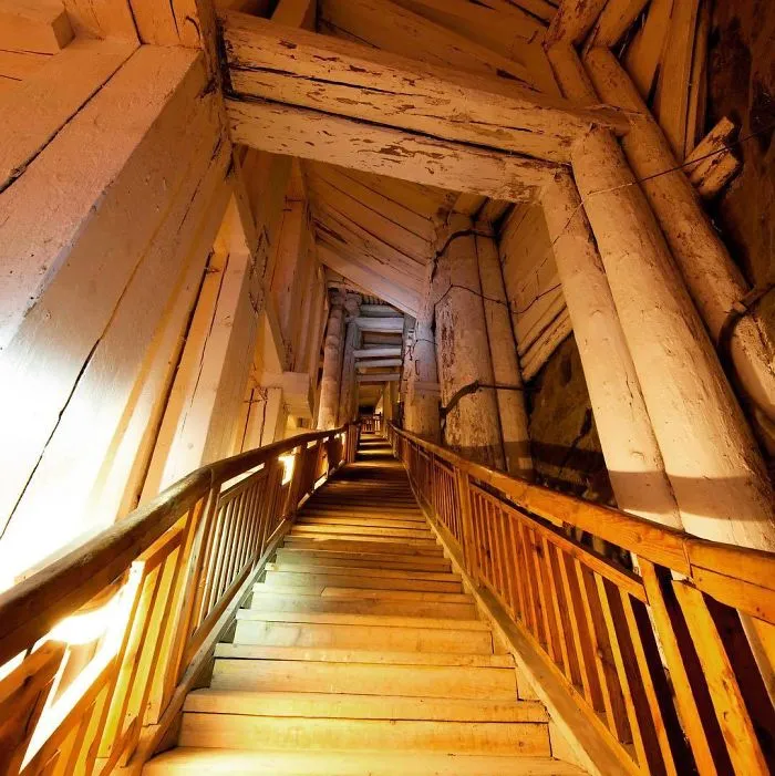 There’s A Salt Mine In Poland With Underground Lakes, Chapels, And Chandeliers Made Of Salt And It Looks Unreal (30 Pics)